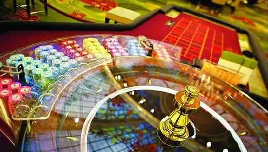 Antarmuka aplikasi qq101 menampilkan meja kasino langsung dan opsi taruhan sportsbook